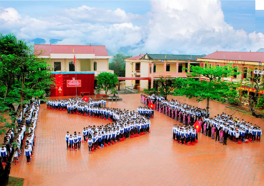 Giáo viên, học sinh THPT Hương Cần trong lễ kỉ niệm ngày thành lập Đoàn THCS Hồ Chí Minh. Giáo viên, học sinh THPT Hương Cần trong lễ kỉ niệm ngày thành lập Đoàn THCS Hồ Chí Minh.