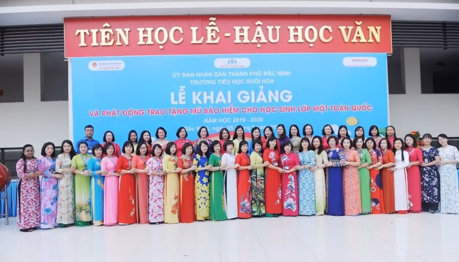 Tập thể cán bộ, giáo viên nhà trường.