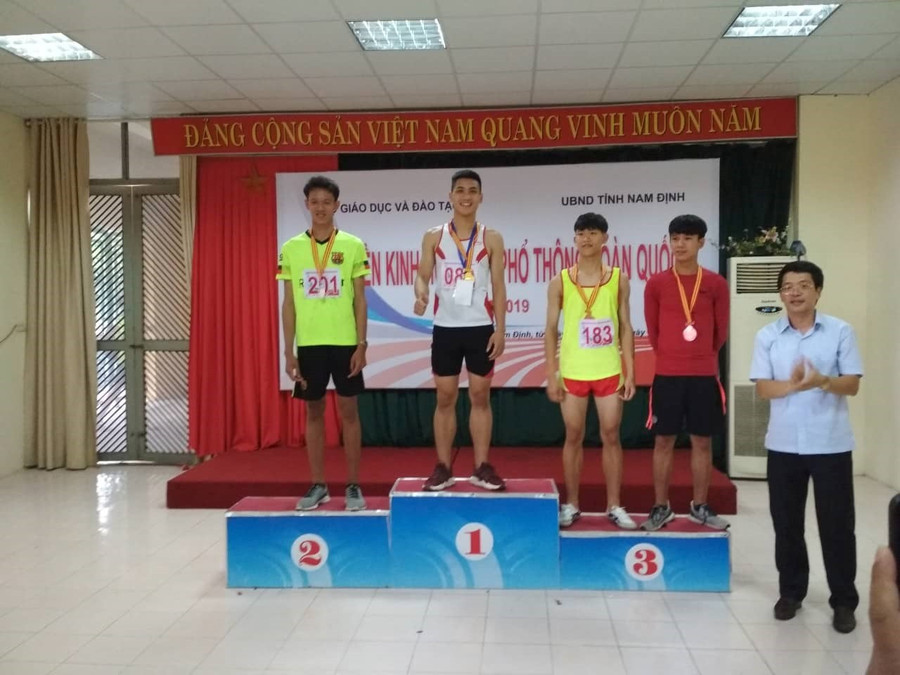 Học sinh Vũ Mạnh Hiếu đạt Huy chương Vàng môn nhảy cao toàn quốc năm 2019 tại giải điền kinh THPT. Học sinh Vũ Mạnh Hiếu đạt Huy chương Vàng môn nhảy cao toàn quốc năm 2019 tại giải điền kinh THPT.