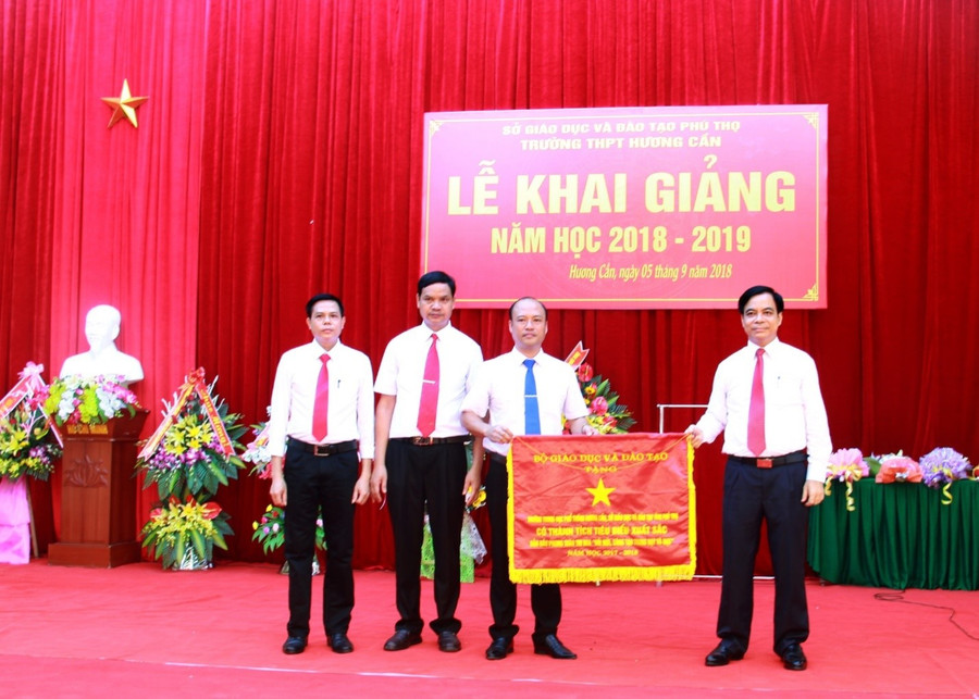 Các đồng chí trong BGH nhà trường nhận cờ thi đua của Bộ Giáo dục và Đào tạo. Các đồng chí trong BGH nhà trường nhận cờ thi đua của Bộ Giáo dục và Đào tạo.