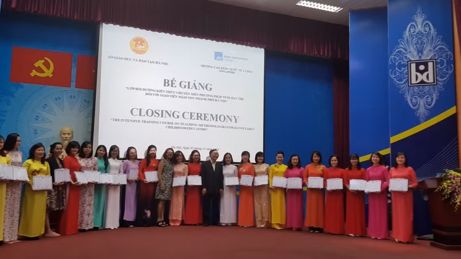 Giáo viên tham gia tập huấn ứng dụng PPGD Steam với chuyên gia nước ngoài.