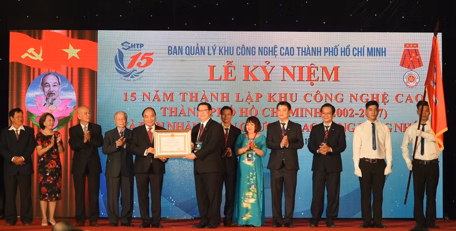 Thủ tướng Nguyễn Xuân Phúc trao Huân chương Lao động hạng Nhất cho Ban quản lý Khu Công nghệ cao TPHCM