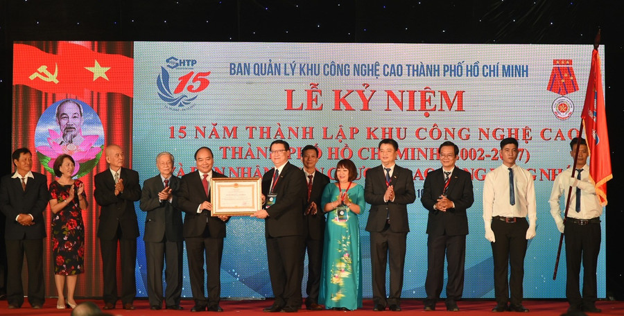 Thủ tướng Nguyễn Xuân Phúc trao Huân chương Lao động hạng Nhất cho Ban quản lý Khu Công nghệ cao TPHCM Thủ tướng Nguyễn Xuân Phúc trao Huân chương Lao động hạng Nhất cho Ban quản lý Khu Công nghệ cao TPHCM