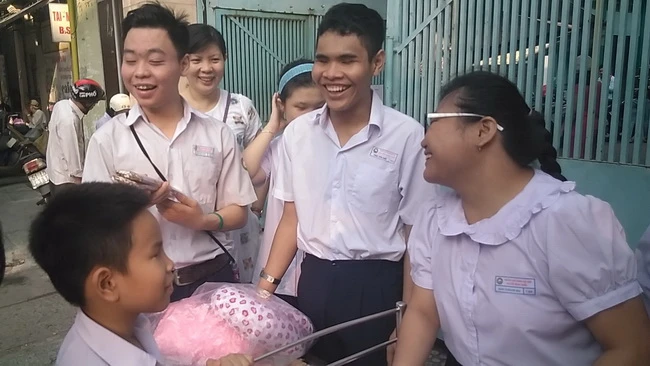“Không gian” bán hàng của các em luôn rội vang tiếng cười vui nhộn