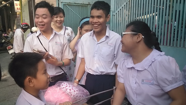 “Không gian” bán hàng của các em luôn rội vang tiếng cười vui nhộn