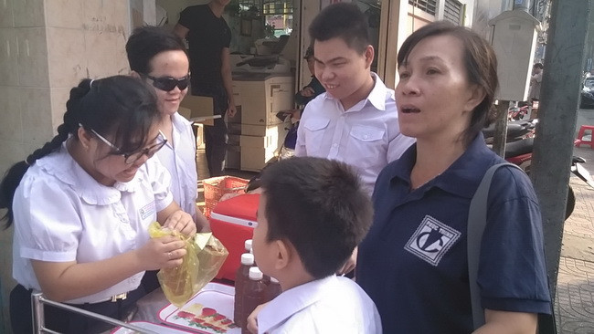 Thanh Mai cẩn thẩn thận bỏ chai nước sâm vào túi để đưa cho khách