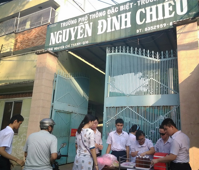 Cô và trò đến từ sớm để chuẩn bị các sản phẩm để phục vụ bán hàng