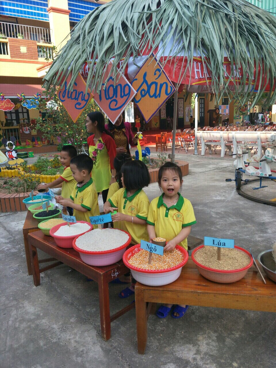 Một trong những ưu tiên hàng đầu của trường Mầm non Thị trấn Hạ Hoà là tăng cường cho trẻ làm quen với các bài học thực tiễn