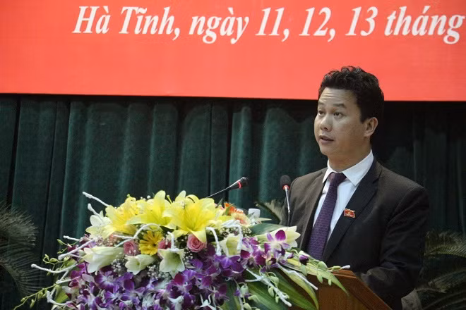 Chủ tịch UBND tỉnh Đặng Quốc Khánh phát biểu tiếp thu chất vấn và làm rõ những vấn đề đại biểu, cử tri tỉnh nhà quan tâm