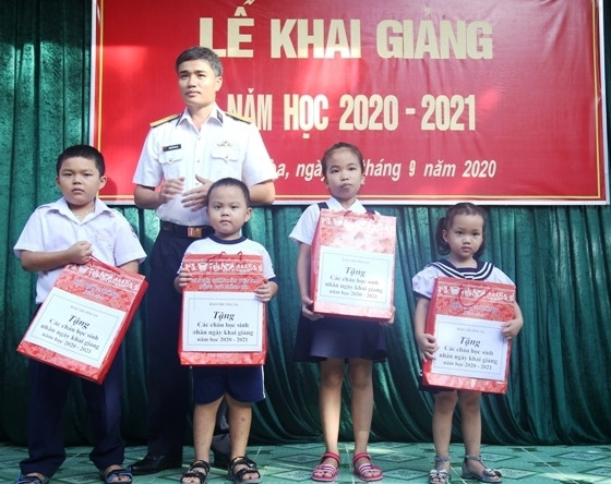 Tặng quà cho các em học sinh.