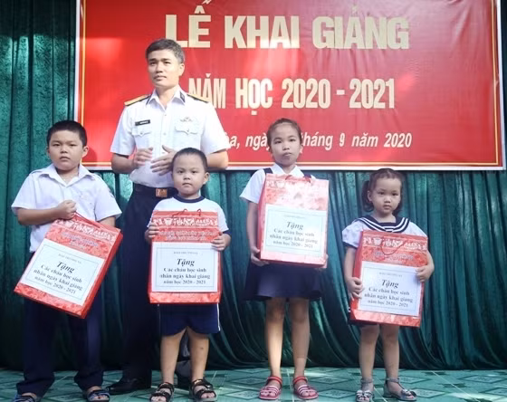 Tặng quà cho các em học sinh.