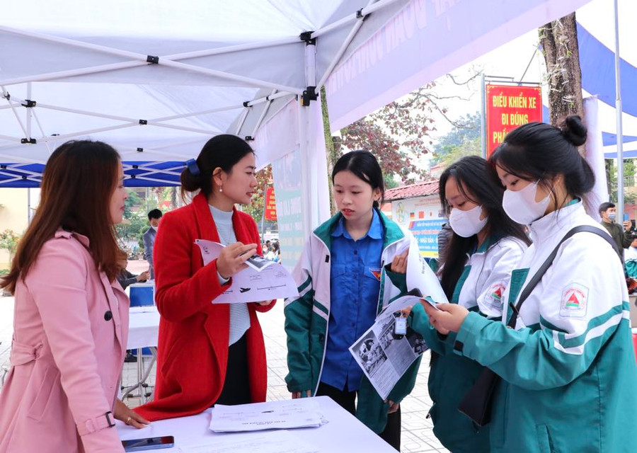 Ngày hội việc làm huyện Định Hoá năm 2023 đã thu hút trên 2.000 học sinh, người lao động tham gia tìm hiểu thông tin.