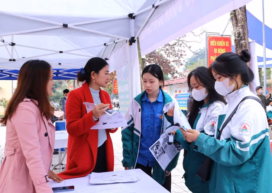 Ngày hội việc làm huyện Định Hoá năm 2023 đã thu hút trên 2.000 học sinh, người lao động tham gia tìm hiểu thông tin.