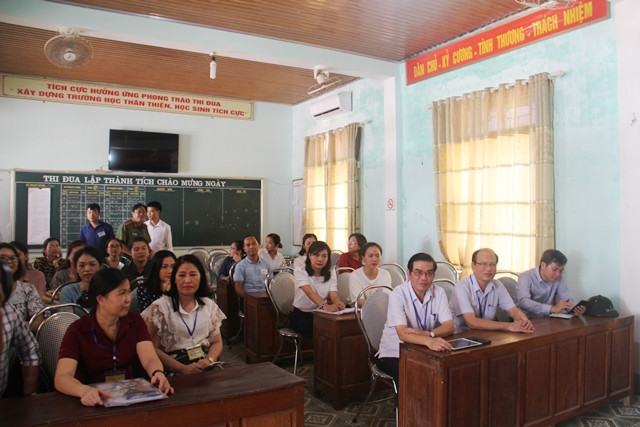 Cán bộ coi thi taiju điểm thi Trường THPT Nguyễn Đổng Chi.