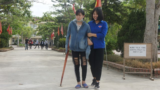 Dìu thí sinh lên phòng thi Dìu thí sinh lên phòng thi