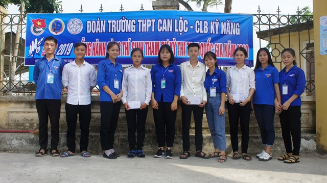 Những đoàn viên dành tiền ăn sáng ủng hộ thí sinh nghèo Những đoàn viên dành tiền ăn sáng ủng hộ thí sinh nghèo