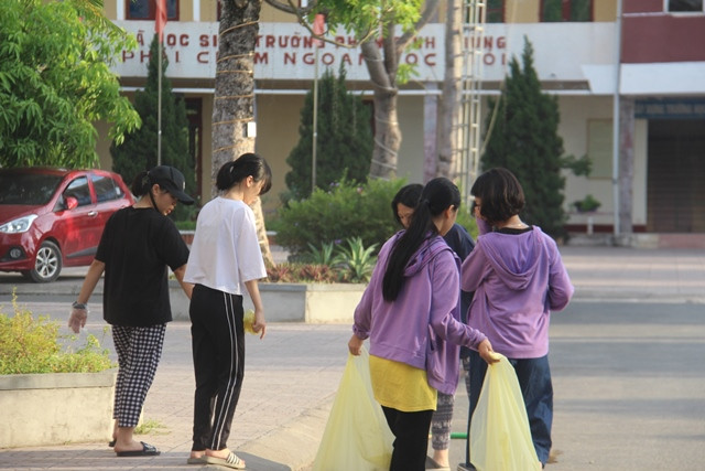Nhặt rác giữa sân trường sau mỗi môn thi