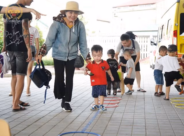 Phụ huynh, các cháu thú vị với các trò chơi