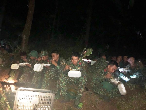 Ăn tạm suất cơm vội trong đêm.