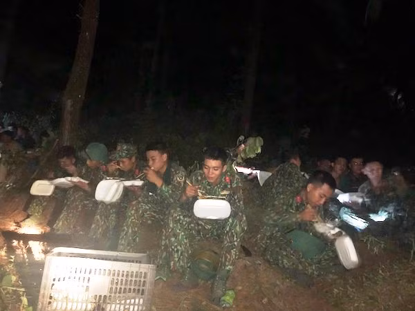 Ăn tạm suất cơm vội trong đêm.