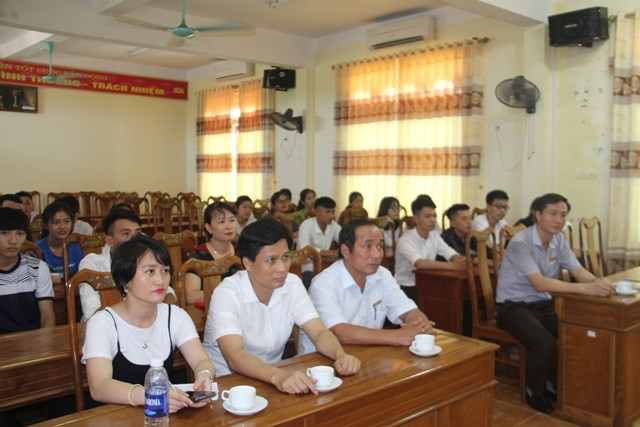 Học sinh, giáo viên có mặt trong buổi tuyên dương