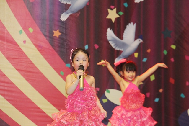 Các bé diễn văn nghệ
