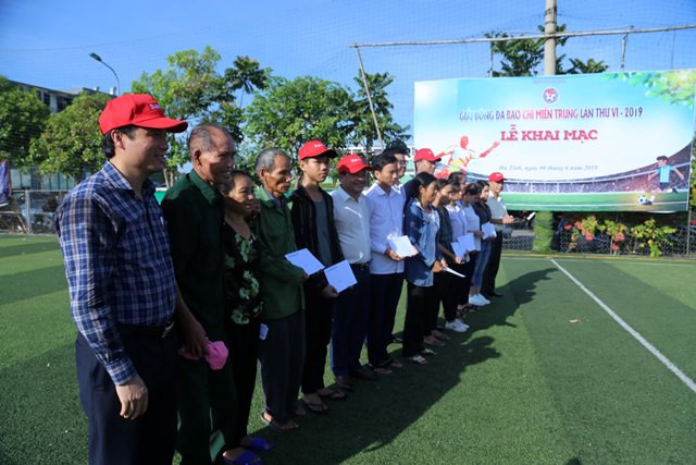 Trao 10 suất quà cho người có hoàn cảnh khó khăn Trao 10 suất quà cho người có hoàn cảnh khó khăn