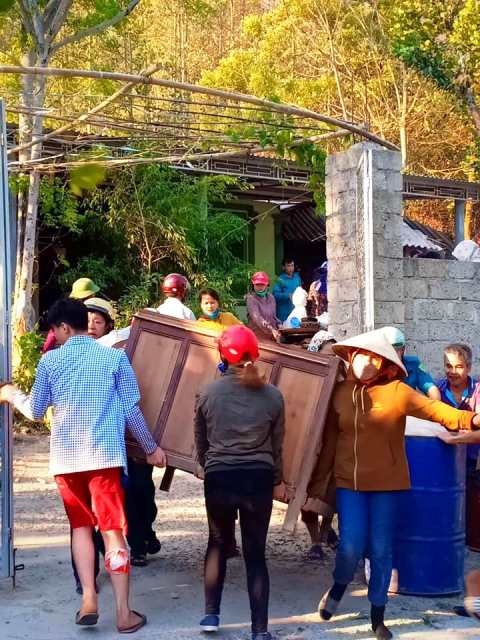 Người dân hỗ trợ nhay di dời tài sản đến nơi an toàn