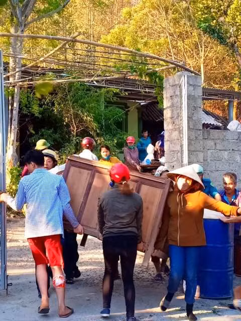 Người dân hỗ trợ nhay di dời tài sản đến nơi an toàn