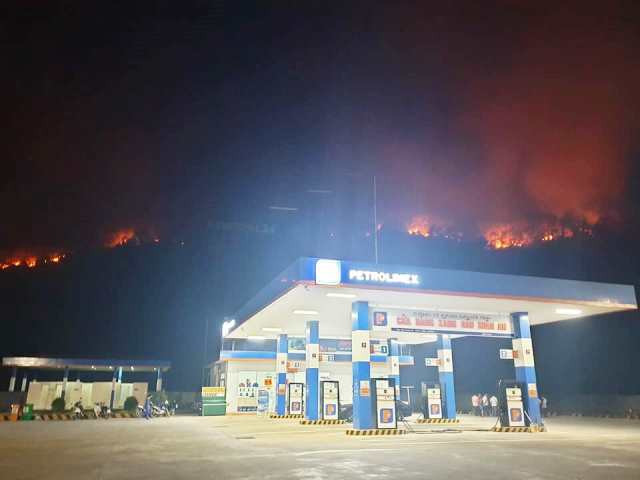 Một trạm xăng ở ngay dưới khu vực đám cháy rừng