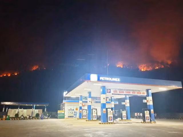 Một trạm xăng ở ngay dưới khu vực đám cháy rừng
