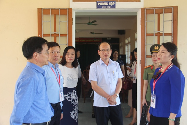 Thứ trưởng và lãnh đạo Sở kiểm tra thực tế về cơ sở vật chất tại Trường THPT Chuyên Hà Tĩnh.