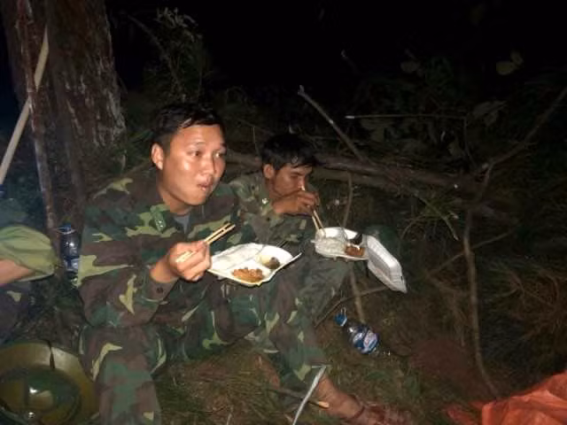 Bữa cơm vội trong đêm của các chiến sĩ cứu hỏa.