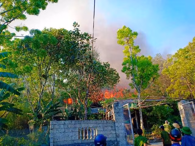 Người dân sống ven rừng nơi có đám cháy