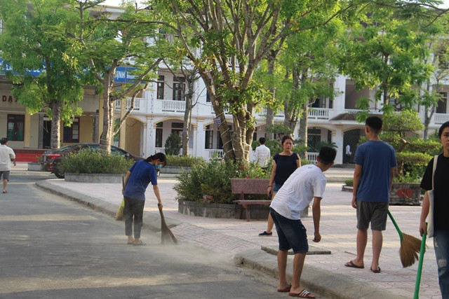 Học sinh đến sớm để tổng vệ sinh