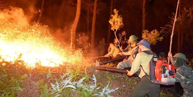 Lực lượng chức năng vẫn tiếp tục dập lửa