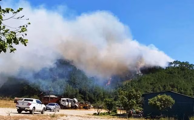 Đến sáng này ngọn lửa lại bùng phát trở lại