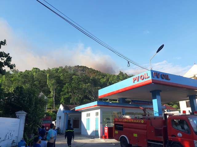 Vị trí trạm xăng ở ngay dưới chân khu vực rừng cháy Vị trí trạm xăng ở ngay dưới chân khu vực rừng cháy