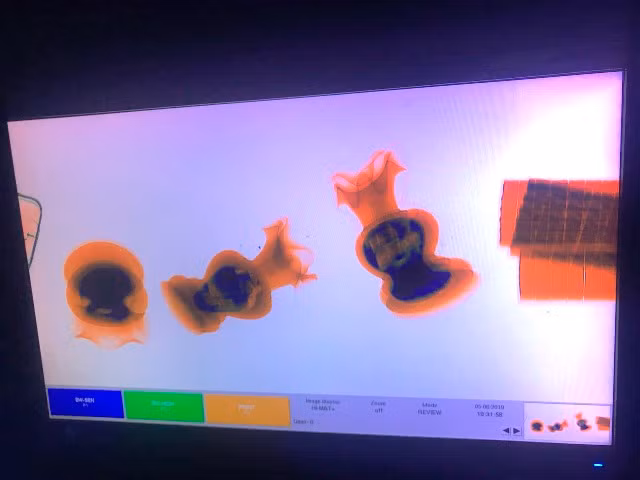 Máy soi chiếu phát hiện ma túy giấu trong 2 bình gỗ trang trí