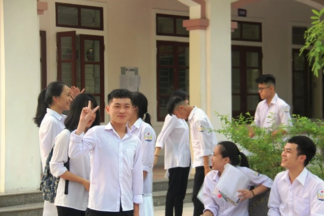 Thí sinh hồ hởi bước vào môn thi đầu tiên.