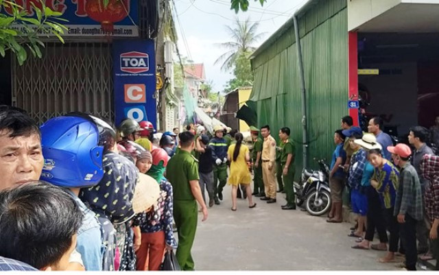 Hàng trăm người dân tò mò đến xem căn nhà bị sập Hàng trăm người dân tò mò đến xem căn nhà bị sập
