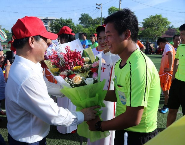 Lãnh đạo tặng hoa cho các đội Lãnh đạo tặng hoa cho các đội