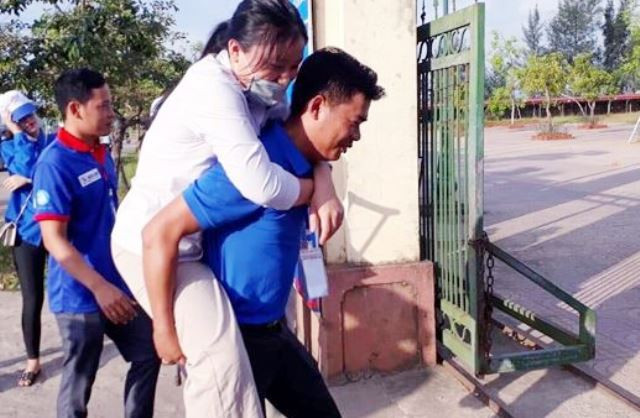 Cõng thí sinh vào phòng thi Cõng thí sinh vào phòng thi