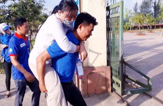 Cõng thí sinh vào phòng thi Cõng thí sinh vào phòng thi