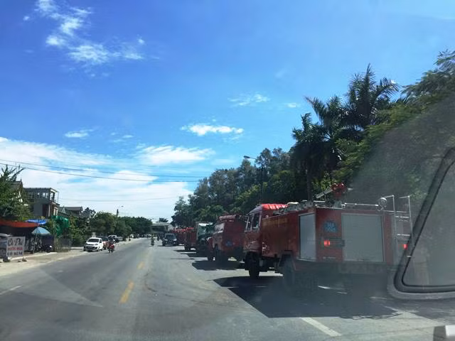 Xe cứu hỏa tập trung để chữa cháy.