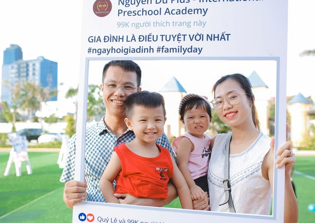 Những bức ảnh gia đình phụ huynh chụp kỷ niệm tại trường.