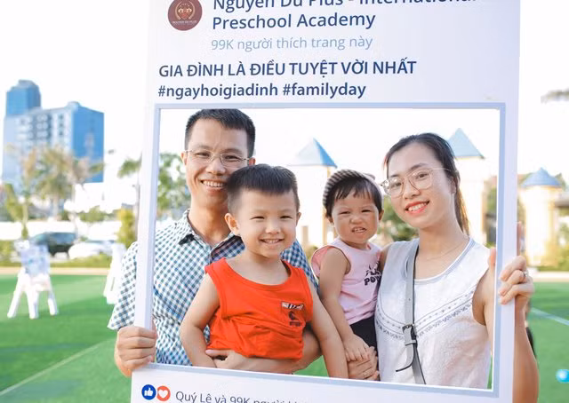 Những bức ảnh gia đình phụ huynh chụp kỷ niệm tại trường.