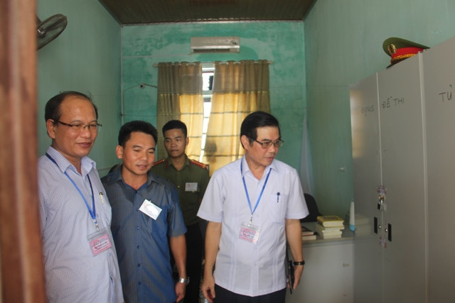 Phó chủ tịch UBND tỉnh Hà Tĩnh ông Đặng Quốc Vinh đi kiểm tra trực tiếp tại điểm thi Trường THPT Nguyễn Đổng Chi.