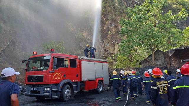 Lực lượng chức năng tiếp tục phun nước ngăn ngọn lửa cháy trở lại khu vực nhà dân tại tổ 1, thị trấn Xuân An. Lực lượng chức năng tiếp tục phun nước ngăn ngọn lửa cháy trở lại khu vực nhà dân tại tổ 1, thị trấn Xuân An.