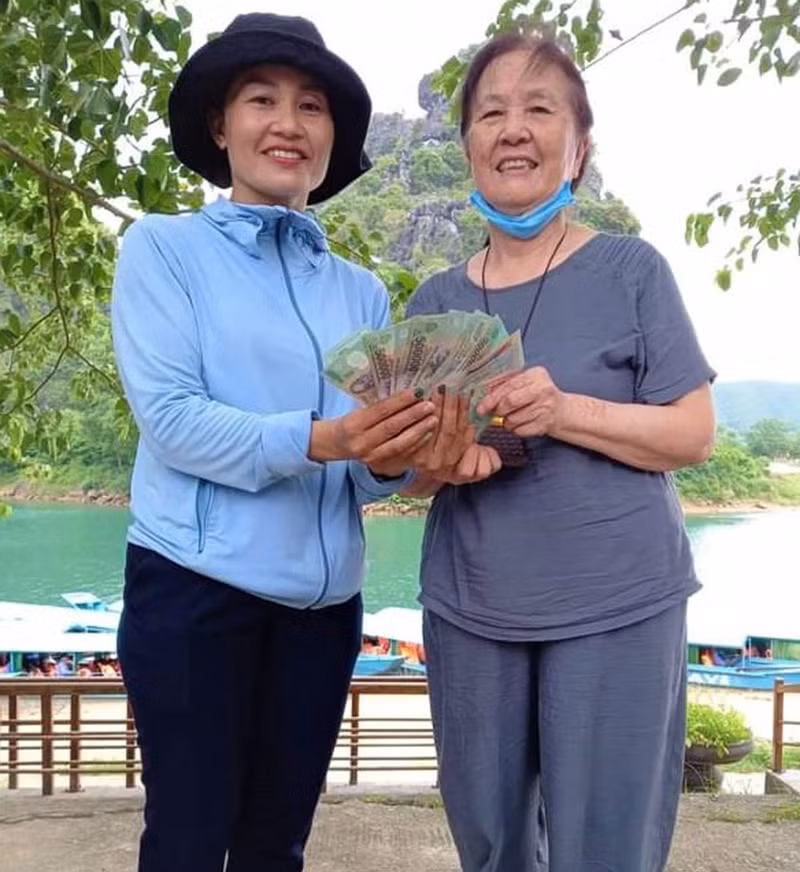 Tài sản du khách thất lạc được hoàn trả tận tay chủ nhân.